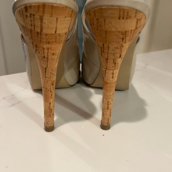 GUESS Nude Patent Slingback Peep Toe Cork Heels | Size 8.5 - Picture 4 of 8